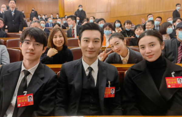 佟麗婭曬出文代會合影，即便是在寒冷的冬季，狀態依舊很好