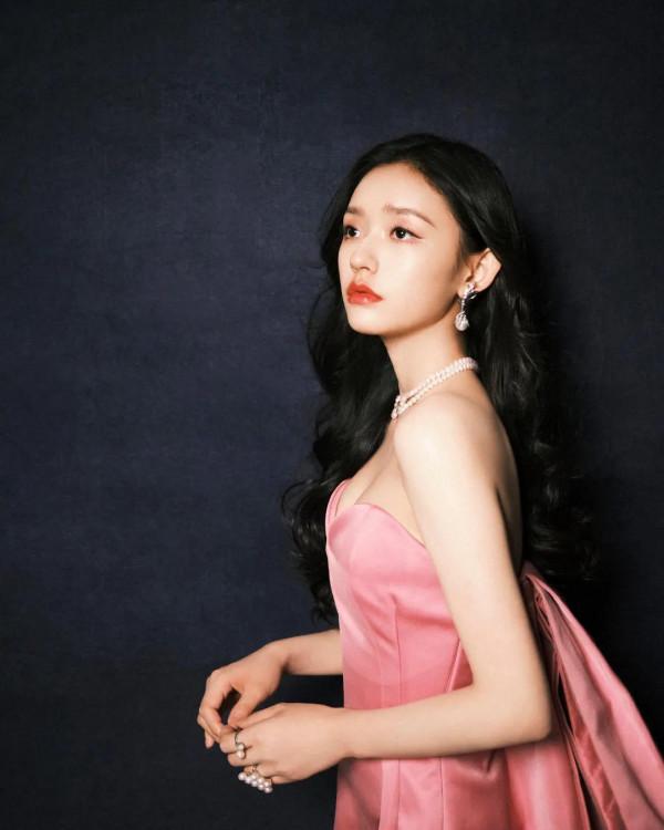 “美人魚”林允越來越會穿了，甩掉土氣變公主，生圖比精修更好看