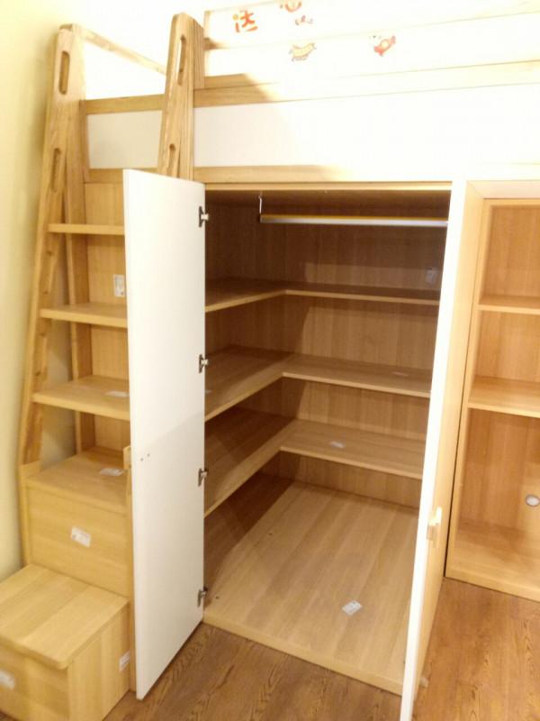 房間是很小，但能放下這套組合床後，兩個孩子都不用分房睡了