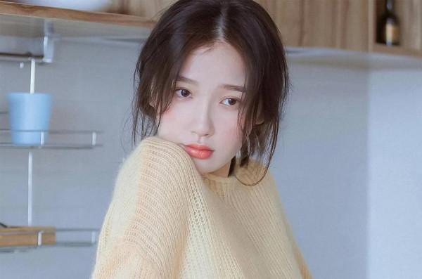 明星美圖秀-虞書欣身穿淡黃色毛衣，顯得清純、俏皮、可愛