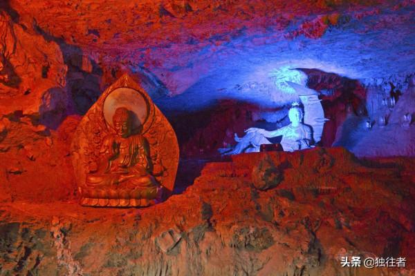 與石筍、石柱、石幔相伴的二千多尊觀音像組成東南亞最大的觀音洞 與石筍、石柱、石幔相伴的二千多尊觀音像組成東南亞最大的觀音洞