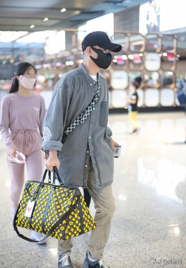 文章帶女兒走機場，像哥哥和妹妹的既視感，13歲文君竹氣質不俗