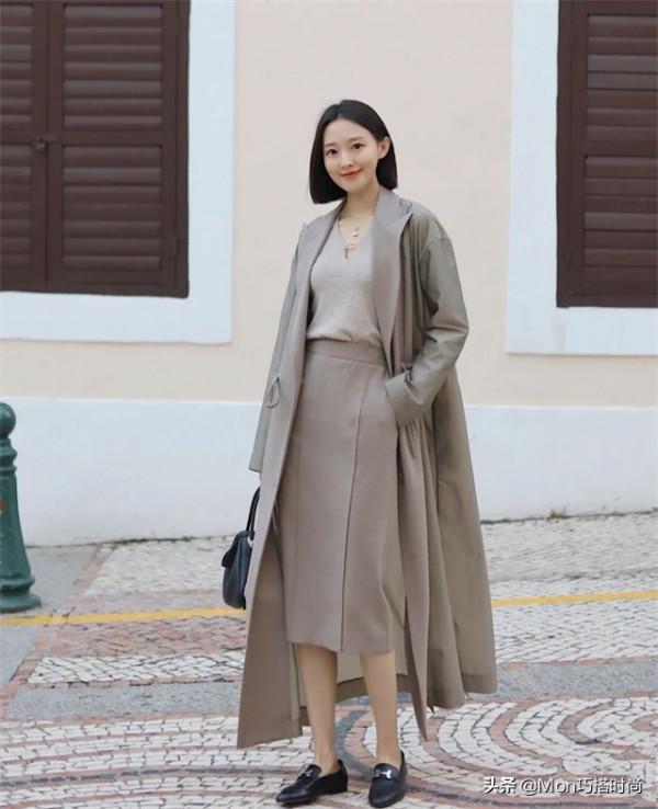 40歲左右的女人，上衣儘量不要穿衛衣和襯衫，其實這些更洋氣減齡