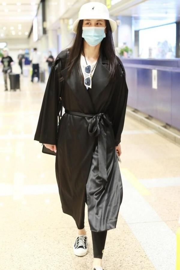 黃聖依身材挺好,可也架不住“亂穿衣”,斗篷大衣配魚尾裙太混搭 黃聖依身材挺好,可也架不住“亂穿衣”,斗篷大衣配魚尾裙太混搭