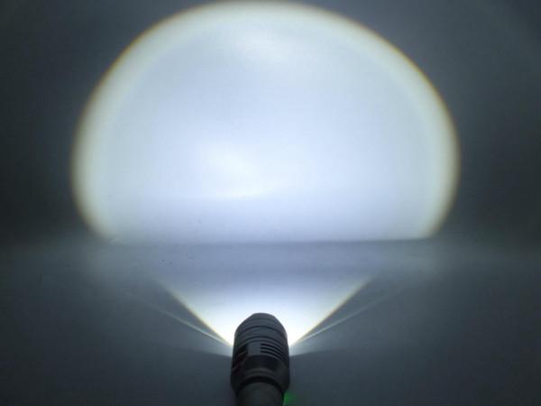 一束光線的命運：關閉手電筒光源後，光線會消失還是繼續傳播？