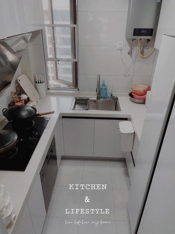 只有年輕人喜歡的極簡風，花了30萬，如今入住8個月地板越來越亮