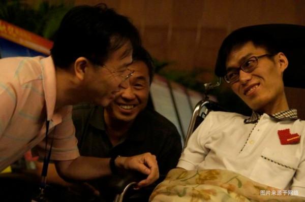 “冰桶挑戰”狂歡背後,20萬漸凍人,正在被慢慢“埋葬” “冰桶挑戰”狂歡背後,20萬漸凍人,正在被慢慢“埋葬”