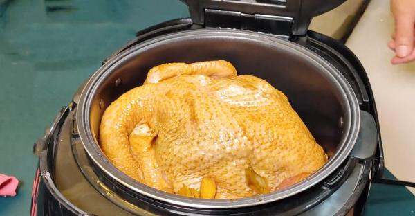 整隻雞扔進電飯鍋,不加油不加水,軟爛脫骨,比廣東烤雞還要好吃 整隻雞扔進電飯鍋,不加油不加水,軟爛脫骨,比廣東烤雞還要好吃