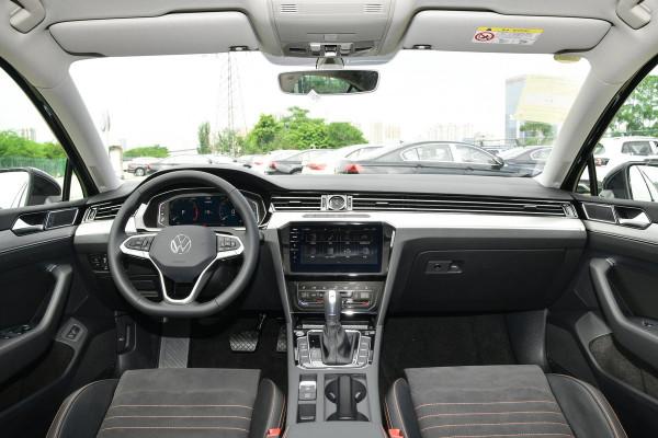 車長4865mm，3套動力可選，大眾邁騰僅18.69萬起售，值得入手嗎？