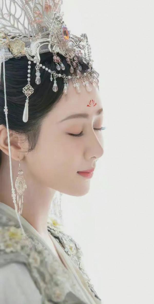 楊紫新劇《沉香如屑》白髮戰損妝造型真的太美了