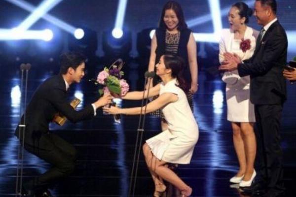 明星九大下跪名場面，有人令人唾棄，有人跪出大愛