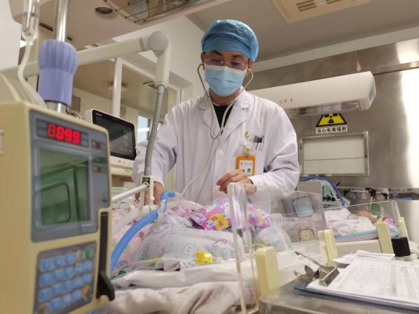 警惕!天冷降溫加被子,2個月大嬰兒睡覺被捂到呼吸衰竭…… 警惕!天冷降溫加被子,2個月大嬰兒睡覺被捂到呼吸衰竭……