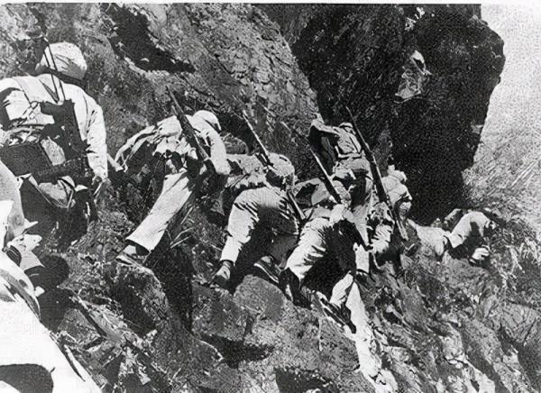 惡貫滿盈的土匪覃小么，偷偷潛回老家躲藏，因被罩太潮溼暴露被殺