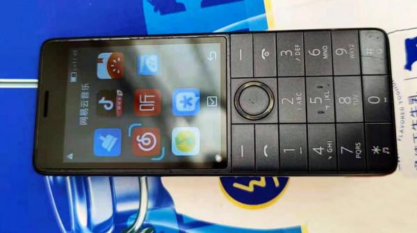 用智慧機思路做功能機，這款國產多親AI電話，體驗就是不一樣