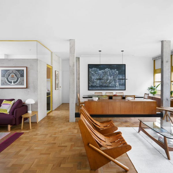 將隔牆盡情拆除後，這個家通透明亮並且可以欣賞到不遠處的山景