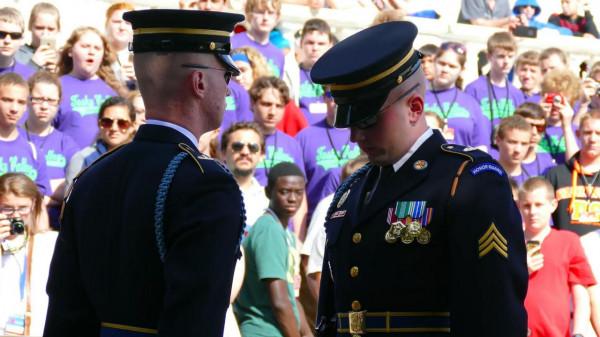 滿滿的儀式感，美國阿靈頓公墓驗槍換崗背後的故事