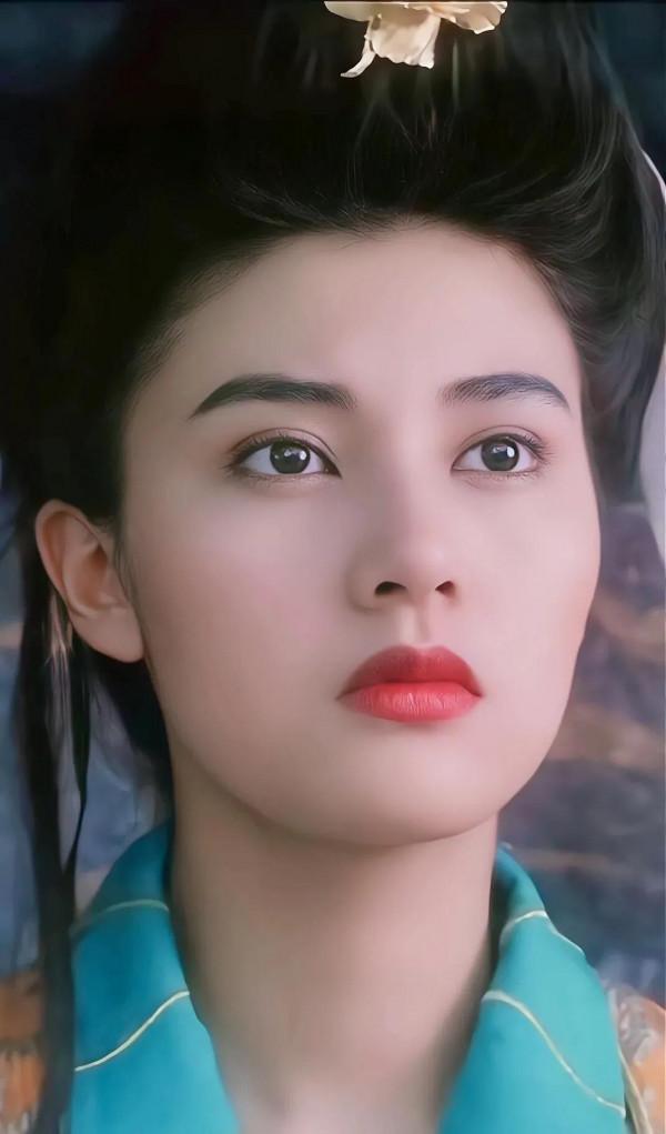 1988年&OpenCurlyDoubleQuote;香港小姐&rdquo;冠軍李嘉欣，傾世容顏真是驚為天人，美到極致