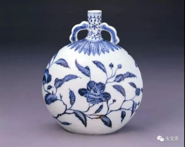 明龍泉窯青釉刻花人物葫蘆紋綬帶耳扁壺 明龍泉窯青釉刻花人物葫蘆紋綬帶耳扁壺