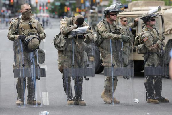 現代盾牌能不能防彈?如果護頭不護腳,為何警察巷戰時人手一塊? 現代盾牌能不能防彈?如果護頭不護腳,為何警察巷戰時人手一塊?