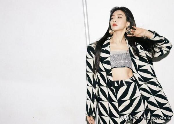 過年喜歡穿設計感強的衣服，不如學宋茜穿搭，又帥又酷