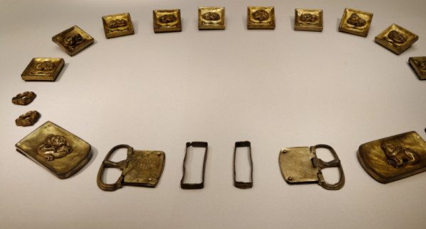 男子釣魚撿到金牌,刻有契丹文竟是遼國文物,拒絕上交打成金鐲子 男子釣魚撿到金牌,刻有契丹文竟是遼國文物,拒絕上交打成金鐲子