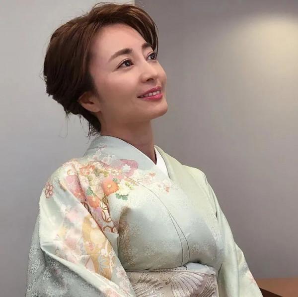 這對母女的顏值、身材和衣品都太絕了！基因實在強大&hellip;