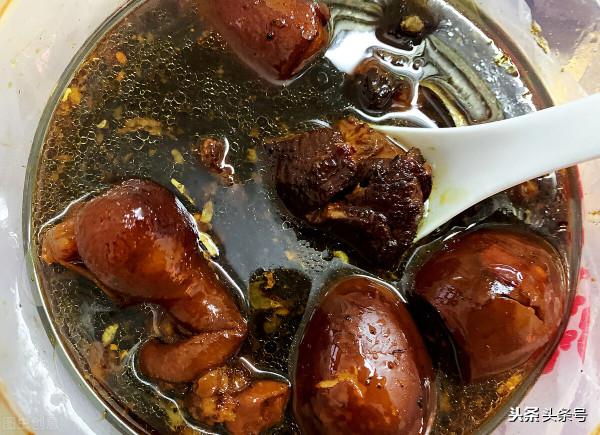 豬腳姜醋又稱豬腳姜、雞蛋豬腳姜，是廣東最具特色的滋補小吃