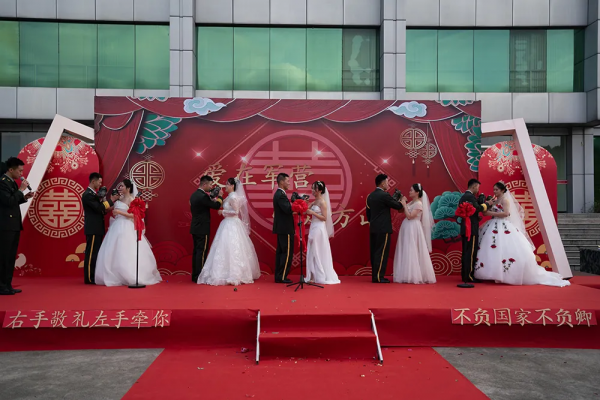 浪漫軍婚:軍車當婚車,嫁人就嫁軍隊好兒郎 浪漫軍婚:軍車當婚車,嫁人就嫁軍隊好兒郎