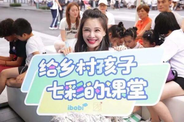 錢泳辰夫婦十指緊扣做公益，袁弘合照站C位，孔維退圈後久違露面