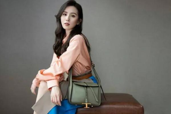 劉詩詩橙色和粉色相間的襯衫和高腰褲，溫文爾雅