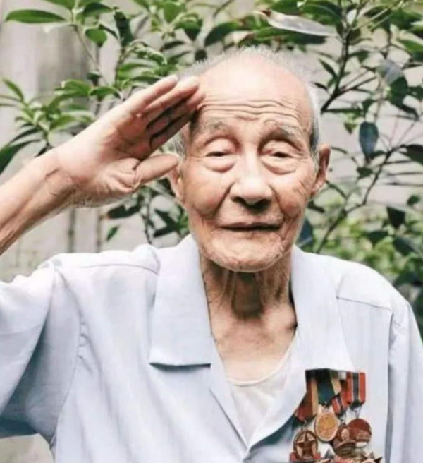 隱姓埋名40年，晚年因孫子參軍被拒，老農劉祚坤，被迫亮出身份