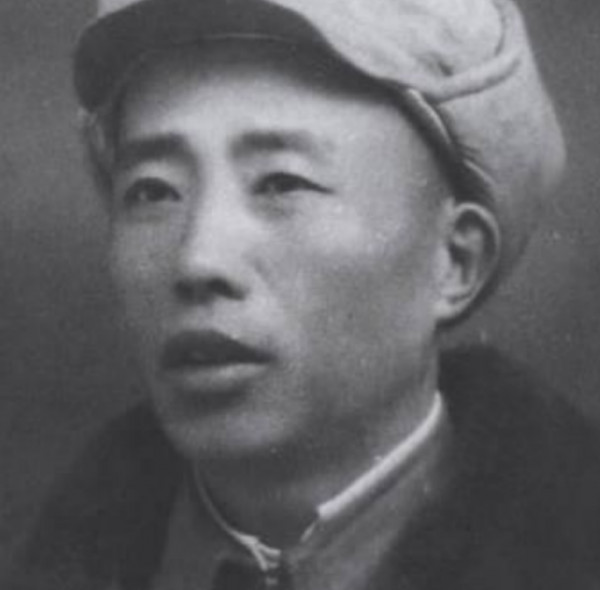 老人去部隊看兒子,被哨兵攔下不讓進,他說:叫你們師長跑步過來 老人去部隊看兒子,被哨兵攔下不讓進,他說:叫你們師長跑步過來