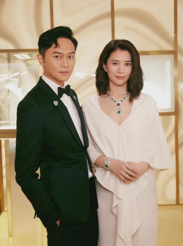 袁詠儀早該這樣打扮了,全套祖母綠配拖地白裙,瞬間貴氣到認不出 袁詠儀早該這樣打扮了,全套祖母綠配拖地白裙,瞬間貴氣到認不出