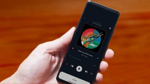 在2021年上手一款外形像遙控器的手機，精緻的全面屏，體驗很贊