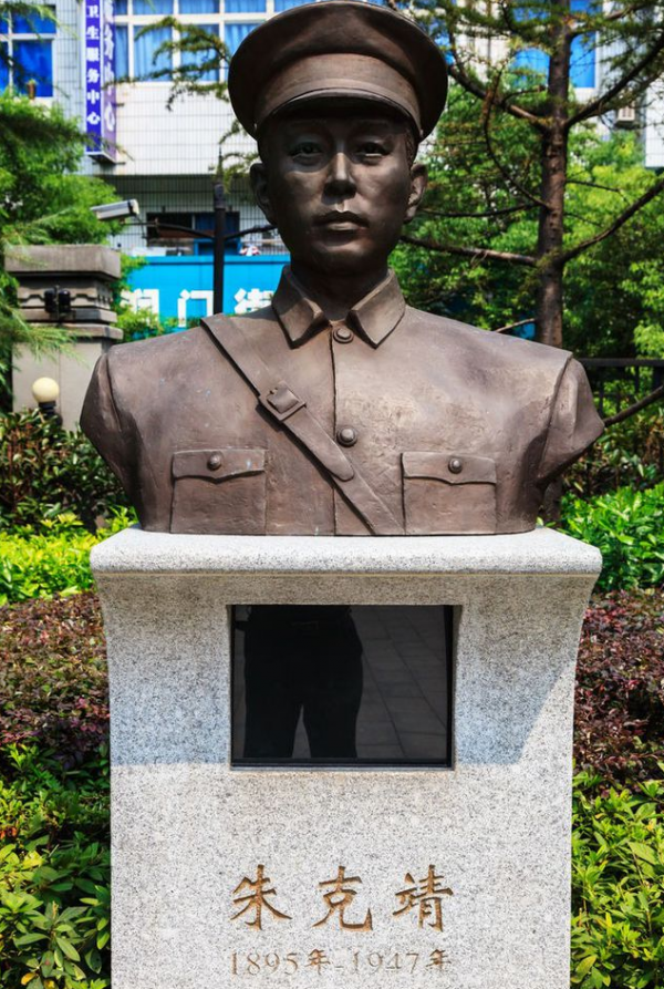 1937年，一農民來投靠新四軍，葉挺軍長為難道：你的歷史地位太高