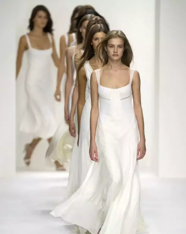 水果妹頭婚嫁貴族，二婚帶3娃嫁LV太子爺，39歲的她穿紅裙多美