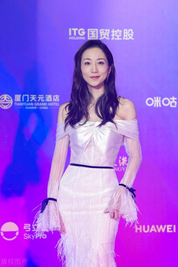 第34屆金雞獎開幕式 韓雪一身白色露肩長裙氣質動人宛如仙女下凡