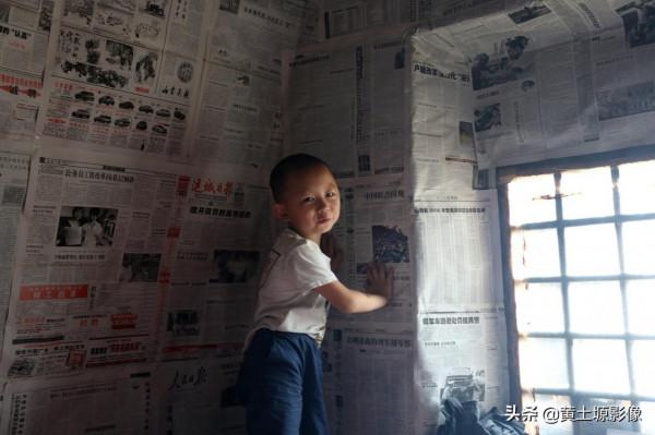 孫子回農村老家過暑假，家裡的雞見了他都害怕，看他都幹了些啥