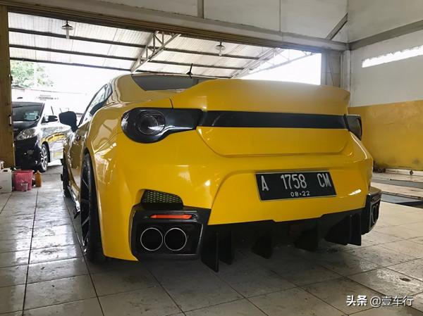 30萬的豐田86很難撩妹了，改成800萬的法拉利才是美女收割機