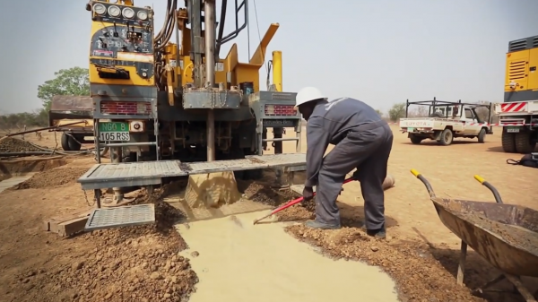 非洲人為何寧願天天喝黃泥水，甚至渴死都不打井？是因為懶嗎？