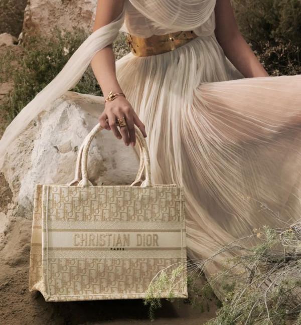 毛絨絨軟糯糯閃亮亮，這一季的大牌包包都吃了可愛吧