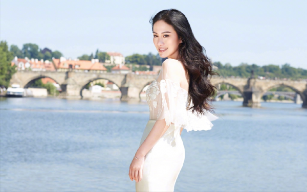 吳京200億登頂國內票房，曾嫌他賺不到500萬的初戀，如今過得咋樣