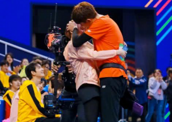 于小彤深夜與女友逛街，貼心幫忙拿購物袋，兩人一路手牽手超甜蜜