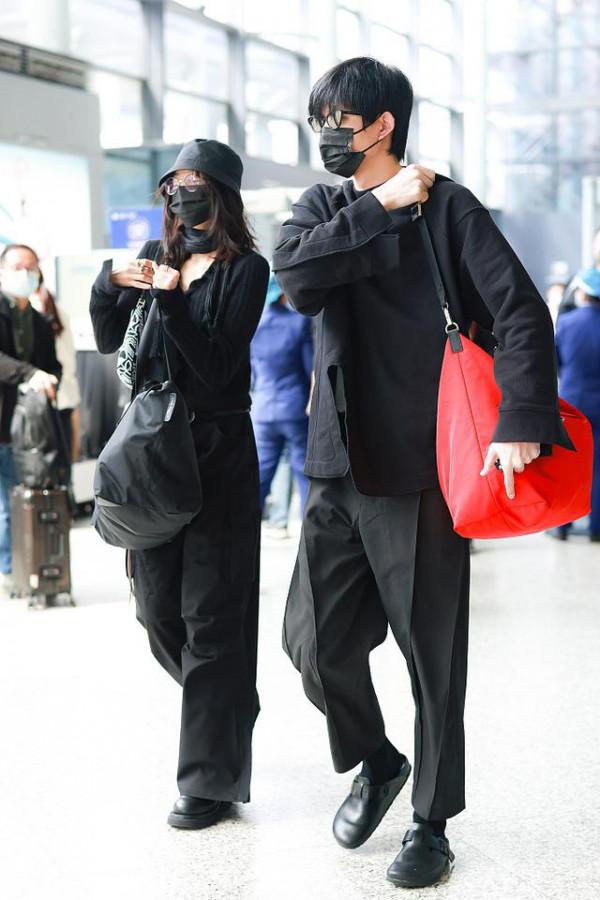 金大川和女友雎曉雯甜蜜合體,十指相扣撒狗糧,連鞋子都穿同款 金大川和女友雎曉雯甜蜜合體,十指相扣撒狗糧,連鞋子都穿同款