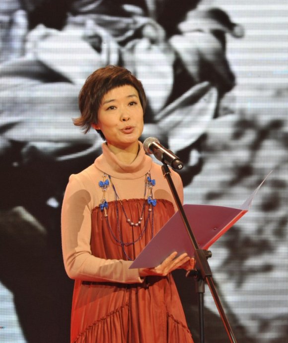 溫婉知性的王雪純，為“正大綜藝”奉獻青春，丁克29年背後有苦楚