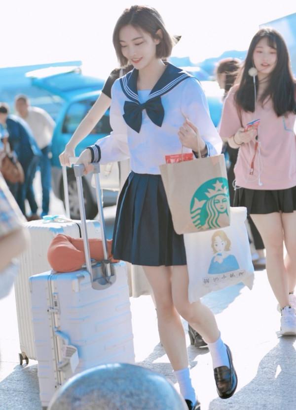 許佳琪太甜了，穿海軍風襯衫配百褶裙秀小細腿，笑起來像初戀