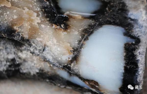 頂級白加黑,這些黑如漆油如脂的和田玉,青花都不如它美…… 頂級白加黑,這些黑如漆油如脂的和田玉,青花都不如它美……