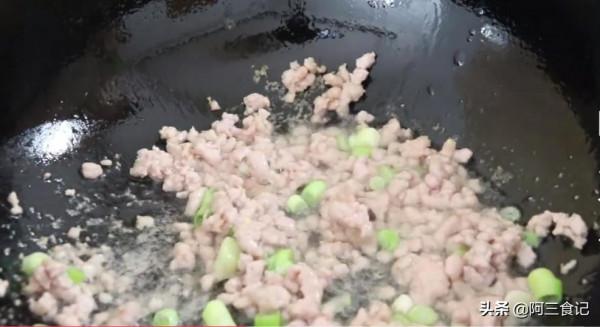 2個土豆，1碗玉米麵，教你好吃做法，出鍋比吃肉還香，營養又解饞