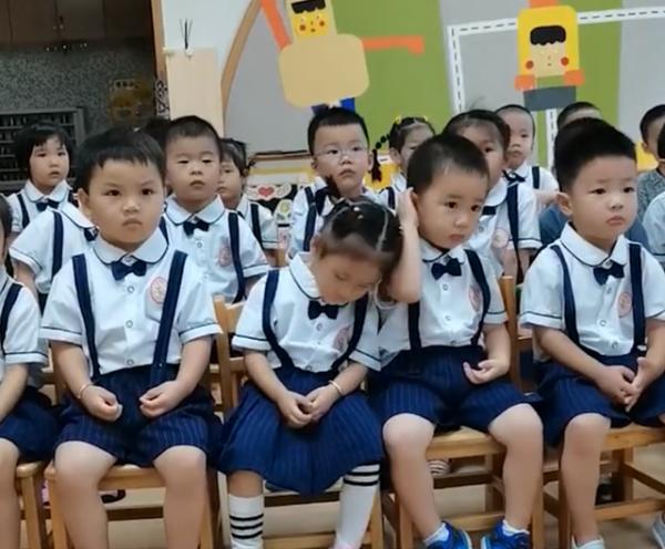 浙江一小女孩犯困靠在兩邊男孩肩膀,旁邊男孩動作網友直呼情商高 浙江一小女孩犯困靠在兩邊男孩肩膀,旁邊男孩動作網友直呼情商高