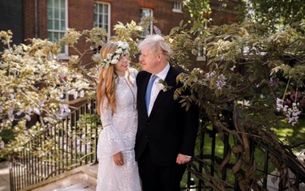 英國首相夫人：擠走高顏值前妻，戴鴿子蛋大鑽戒，齙牙妹憑什麼